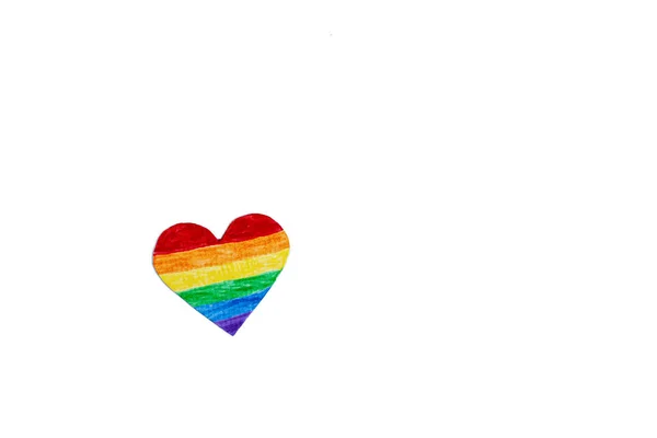 Lgbtqの誇りの色で彩られたハートを持つLgbtのプライドフラグで作られたモックアップ プライドの日 バレンタインデー 愛の概念 フラットレイアウト トップビュー テンプレート オーバーヘッド — ストック写真