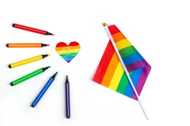 LGBT gurur bayrağıyla yapılmış, kalbi LGBTQ gurur rengine boyanmış. Onur Günü kavramı, Sevgililer Günü, özgürlük, aşk. Düz konum, üst görünüm, şablon, genel giderler.