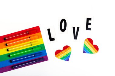 LGBT gurur bayrağıyla yapılmış, kalbi LGBTQ gurur rengine boyanmış. Onur Günü kavramı, Sevgililer Günü, özgürlük, aşk. Düz konum, üst görünüm, şablon, genel giderler.