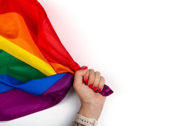 LGBT gurur bayrağıyla yapılmış, kalbi LGBTQ gurur rengine boyanmış. Onur Günü kavramı, Sevgililer Günü, özgürlük, aşk. Kalbi tutan el. Düz konum, üst görünüm, şablon, genel giderler.