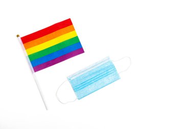 LGBT gurur bayrağıyla yapılmış, kalbi LGBTQ gurur rengine boyanmış. 2020 Onur Günü ve Coronavirus Covid-19 karantinası sırasında Uluslararası Homofobiğe Karşı Gün