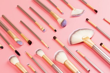 Pembe arka planda kozmetik makyaj fırçaları. Düz konum, üst görünüm, kopyalama alanı. Makyaj aksesuarları, model, şablon.