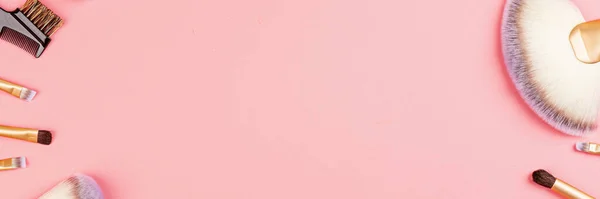 분홍색 배경에 메이크업 브러시 위쪽시야에 디자인을 수평의 — 스톡 사진