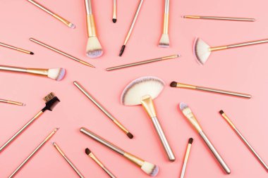 Pembe arka planda kozmetik makyaj fırçaları. Düz konum, üst görünüm, kopyalama alanı