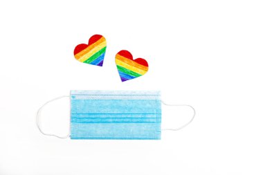 LGBT gurur bayrağıyla yapılmış, kalbi LGBTQ gurur rengine boyanmış. 2020 Onur Günü ve Coronavirus Covid-19 karantinası sırasında Uluslararası Homofobiğe Karşı Gün.