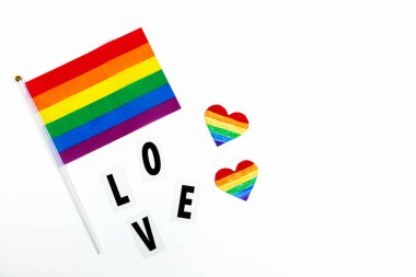 LGBT gurur bayrağıyla yapılmış, kalbi LGBTQ gurur rengine boyanmış. Onur Günü kavramı, Sevgililer Günü, özgürlük, aşk. Düz konum, üst görünüm, şablon, genel giderler