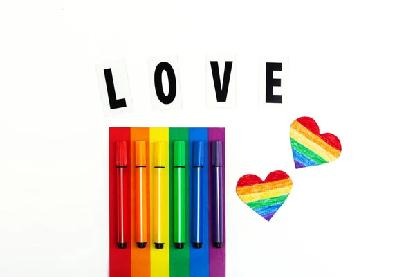 Mockup s vlajkou pýchy LGBT s barevným srdcem v barvách pýchy LGBTQ. Koncept Dne hrdosti, Valentýna, svobody, lásky. Byt ležel, horní pohled, šablona, režie — Stock fotografie