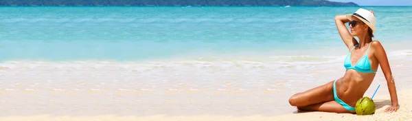 Красивая сексуальная молодая женщина в синем бикини и соломенной шляпе на песчаном пляже. Летний отдых, путешествия и туризм после прекращения работы коронавируса covid-19. Горизонтальный веб-баннер — стоковое фото