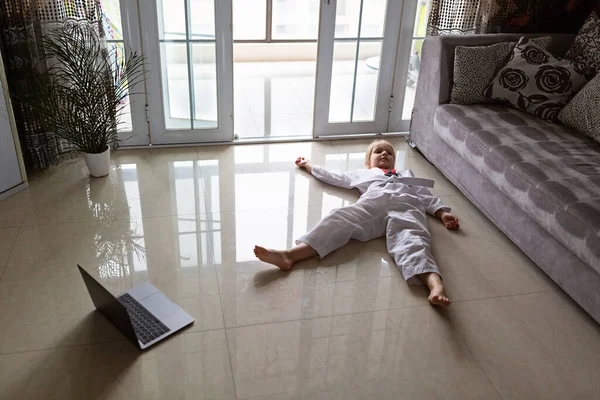 Menina Taekwondo em quimono com cinto branco exercitando em casa na sala de estar. Educação online durante o bloqueio do coronavírus covid-19, auto-isolamento e conceito de distanciamento social — Fotografia de Stock