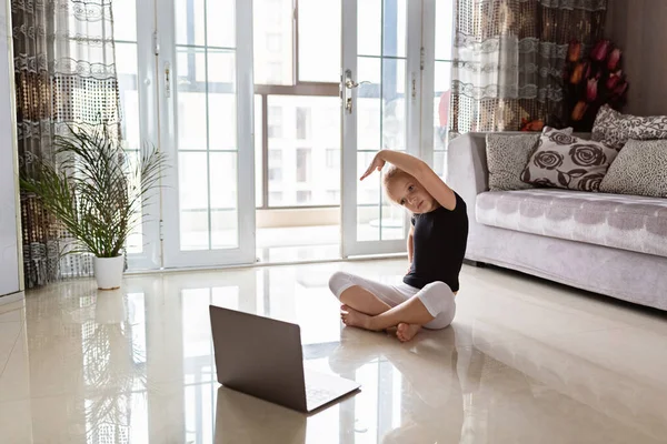 Menina Bonito Sportswear Assistir Vídeo Line Laptop Fazer Exercícios Fitness — Fotografia de Stock