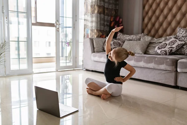 Menina Bonito Sportswear Assistir Vídeo Line Laptop Fazer Exercícios Fitness — Fotografia de Stock