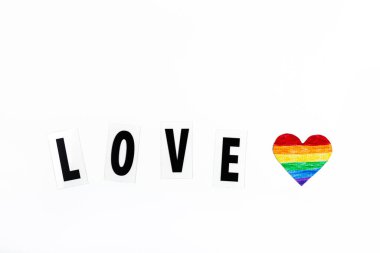 LGBT gurur bayrağıyla yapılmış, kalbi LGBTQ gurur rengine boyanmış. Onur Günü kavramı, Sevgililer Günü, özgürlük, aşk. Düz konum, üst görünüm, şablon, genel giderler.