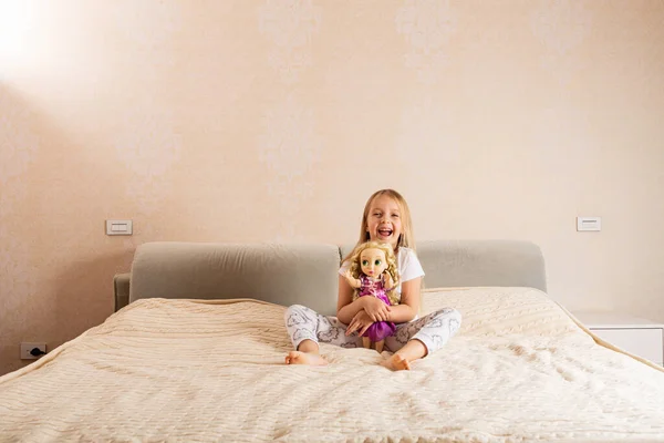 Pijamalı Güzel Bir Kız Evdeki Yatakta Oturuyor Coronavirus Kovid Kilitlenirken — Stok fotoğraf