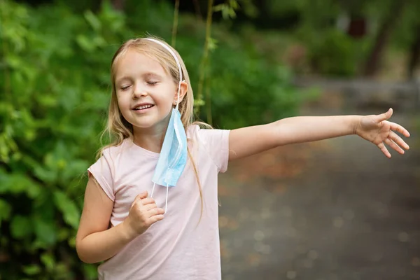 Niña Feliz Quita Máscara Médica Protectora Cara Aire Libre Victoria — Foto de Stock