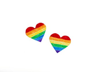 LGBT gurur bayrağıyla yapılmış, kalbi LGBTQ gurur rengine boyanmış. Gurur Günü kavramı.