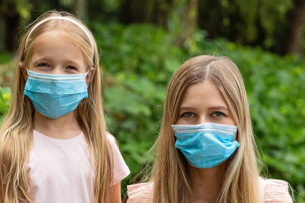 Happy People Take Protective Medical Mask Face Outdoors Victory Coronavirus — Stock Photo, Image