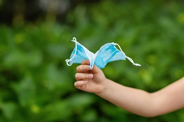 Niña Feliz Quita Máscara Médica Protectora Cara Aire Libre Victoria — Foto de Stock