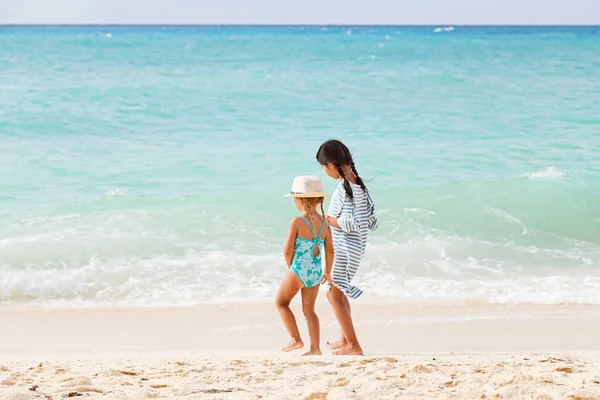 Duas Meninas Praia Areia Por Trás Verão Férias Viagens Turismo — Fotografia de Stock