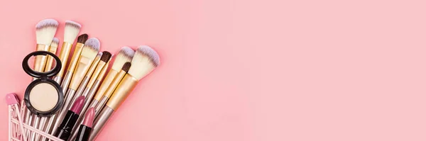 Καλλυντικά Ροζ Φόντο Κραγιόν Highlighter Και Πινέλα Μακιγιάζ Μίνι Παντοπωλείο — Φωτογραφία Αρχείου
