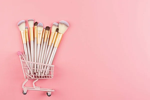 Pinceles Cosméticos Maquillaje Sobre Fondo Rosa Piso Tendido Vista Superior — Foto de Stock