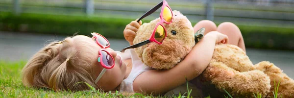 Menina Com Ursinho Deitado Grama Verde Fresca Livre Festa Para — Fotografia de Stock