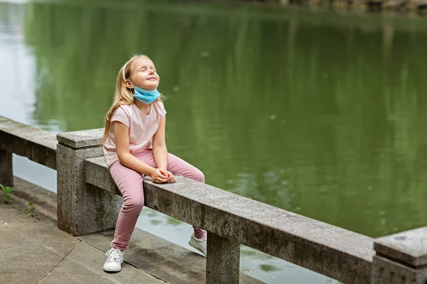 Gelukkig Klein Meisje Doet Beschermend Medisch Masker Van Het Gezicht — Stockfoto