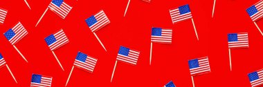 4 Temmuz. Kırmızı arka planda ABD bayrakları. Amerika 'nın Bağımsızlık Günü. Düz konum, üst görünüm, şablon.