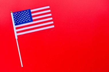 4 Temmuz. Kırmızı arka planda ABD bayrağı. Uzayı metin için kopyala. Amerika 'nın Bağımsızlık Günü. Düz konum, üst görünüm, şablon.