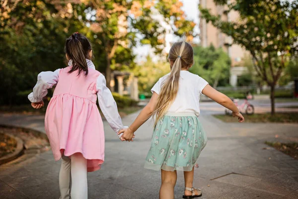 Twee Kleine Meisjes Die Buiten Spelen Happy Child Day Concept — Stockfoto