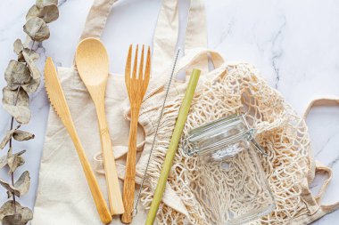 Beyaz mermer arka planda çevre dostu bambu çatal bıçak seti. Sürdürülebilir yaşam tarzı. Plastiksiz konsept. Düz yatış, üst görünüm, model.