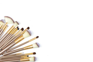 Beyaz arka planda kozmetik makyaj fırçaları. Düz konum, üst görünüm, kopyalama alanı. Makyaj aksesuarları, model, şablon.