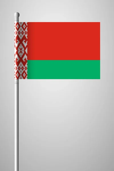 白俄罗斯国旗。国旗在旗杆上。隔离图案 — 图库矢量图片