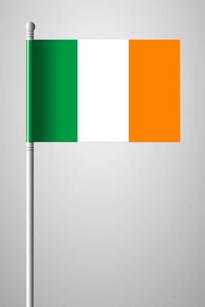 Flaga Irlandii. Flaga narodowa na maszt. Pozdrowienie na białym tle — Wektor stockowy