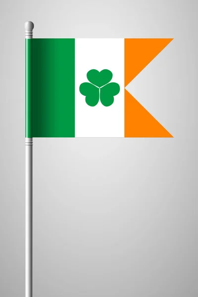 Bandera de Irlanda con Shamrock. Bandera Nacional en asta de bandera. Aislado — Archivo Imágenes Vectoriales