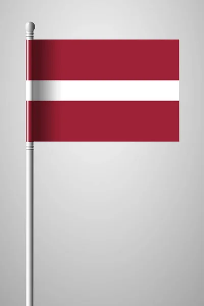 Bandera de Letonia. Bandera Nacional en asta de bandera. Ilustración aislada — Archivo Imágenes Vectoriales