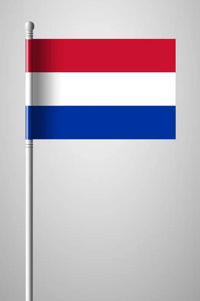Vlag van Nederland. Nationale vlag op de vlaggenmast. Geïsoleerde afb — Stockvector