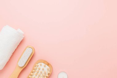 Pembe arka planda kaplıca ve kişisel bakım nesneleri