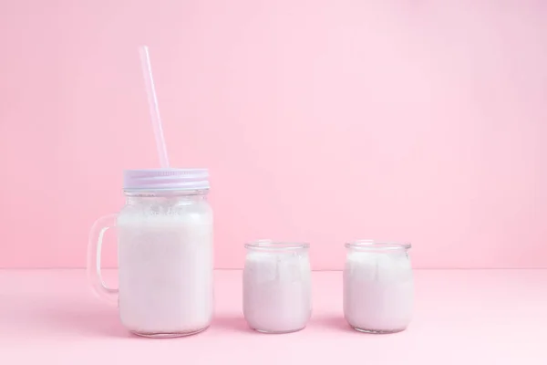Set Van Drie Aardbeienmilkshakes Met Kruik Een Pastelroze Achtergrond Gezond — Stockfoto
