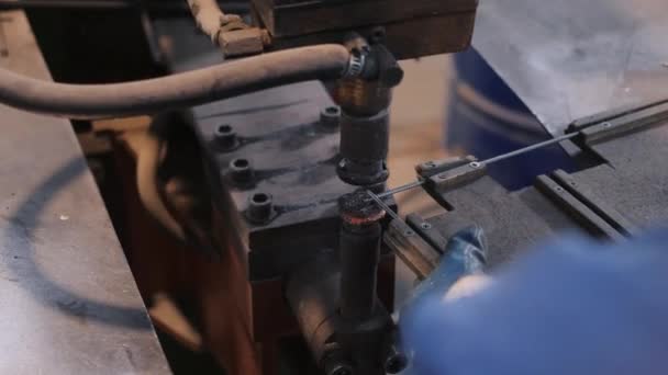 Welder makes special rebar to reinforce concrete closeup — Stock Video