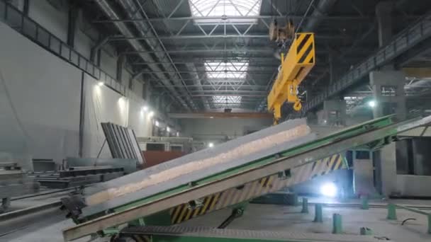 Σύγχρονος γερανός με κίτρινα άγκιστρα ανυψώνει μεγάλα εργαλεία εργοστάσιο — Αρχείο Βίντεο