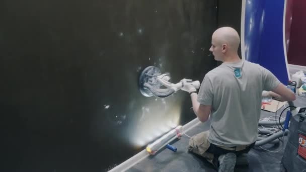 Pracovník provádí renovaci bytu pomocí brusného nástroje — Stock video