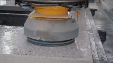 Modern zımpara makinesi geniş beton panel kenarlarını parlatıyor