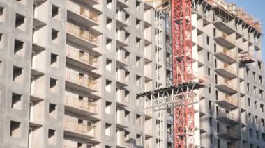 Vinç, bina yapımında kullanılmak üzere kafes destek iskeletini kaldırır