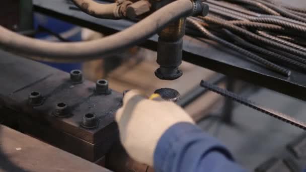 Fabriksarbetare svetsar armeringsjärn med speciell maskin — Stockvideo