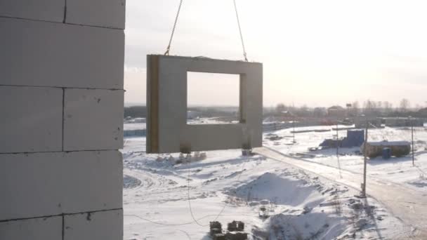 Підйомний кран несе товсту настінну панель для монтування в будівлі — стокове відео