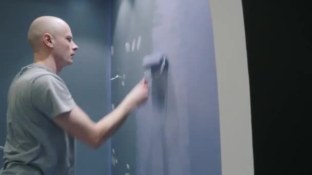 Especialista faz renovação e pinturas parede usando rolo — Vídeo de Stock