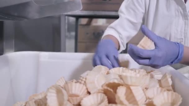 Empregado leva cestas de waffle preparando para embalagem — Vídeo de Stock