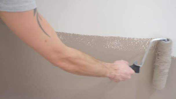 Professionell entreprenör hand färger vit vägg i brunt — Stockvideo