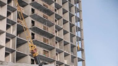 Kamyon vinci yapıyı kaldırmak için kancalı metal zincirleri indirir