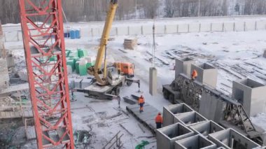 Erkekler kamyon vinçleriyle beton blokların boşaltılmasına katılıyor